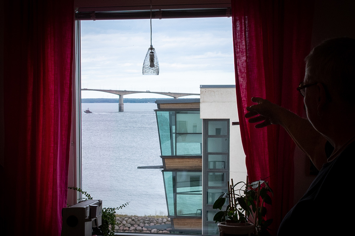 Bilden visar ölandsbron som är utsikten från Lena Forselius och Birgitta Johanssons lägenhet.