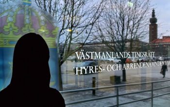 Bild på en glasruta där man ser texten "Västmanlands tingsrätt" samt "Hyres- och arrendenämnden". Västerås stadssilhuett speglar sig i rutan. Infälld i bilden syns också en helsvart och ansiktslös silhuett i form av en kvinna.