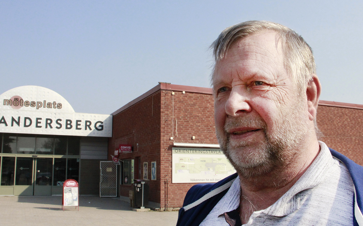 Porträttfoto på Torbjörn Lööw som tittar snett framför sig. Till vänster i bakgrunden Andersbergs centrum med skylten där det står Andersberg. Torbjrän Lööw, ordförande för Hyresgästföreningen Gävle Älvkarleby Ockelbo är nöjd att de fått till ett nytt boendeinflytandeavtal med Gavlegårdarna.