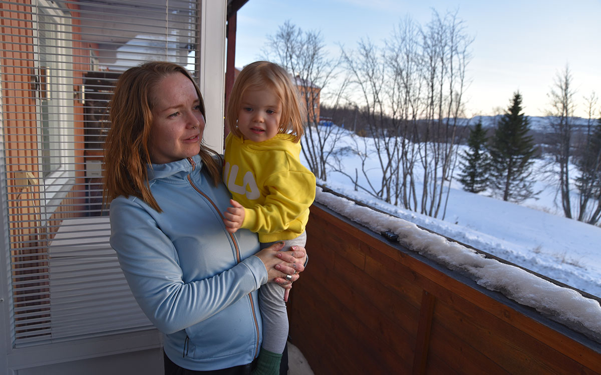 Malmbrytning i berget Kiirunavaara gör att Emma Wikströms och dottern Ellas hus snart kommer att rivas