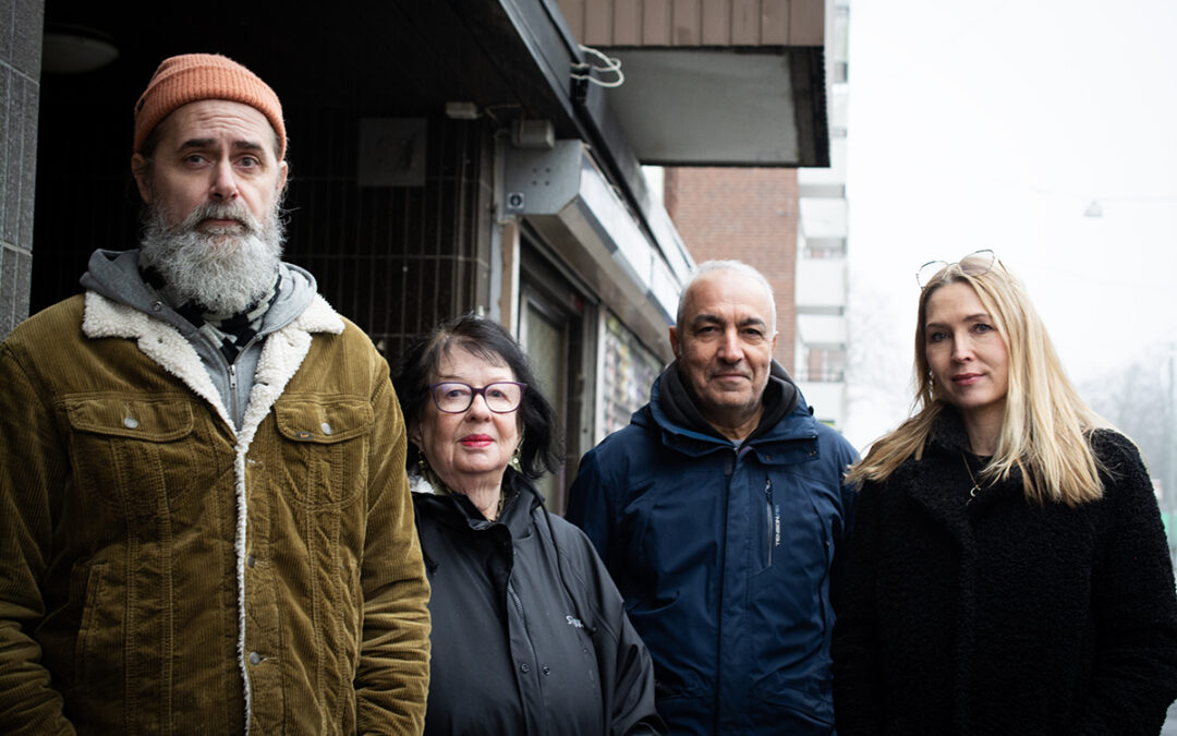 Helt plötsligt meddelade hyresvärden Västerstaden att huset på Bangatan 32 ska genomgå stamrenovering, byggas på med fler våningar och totalombyggas. Alla hyresgäster måste lämna huset och planlösningen i deras lägenheter kommer att ändras. Brevet med information kom bara en vecka innan det första arbetet inleddes.