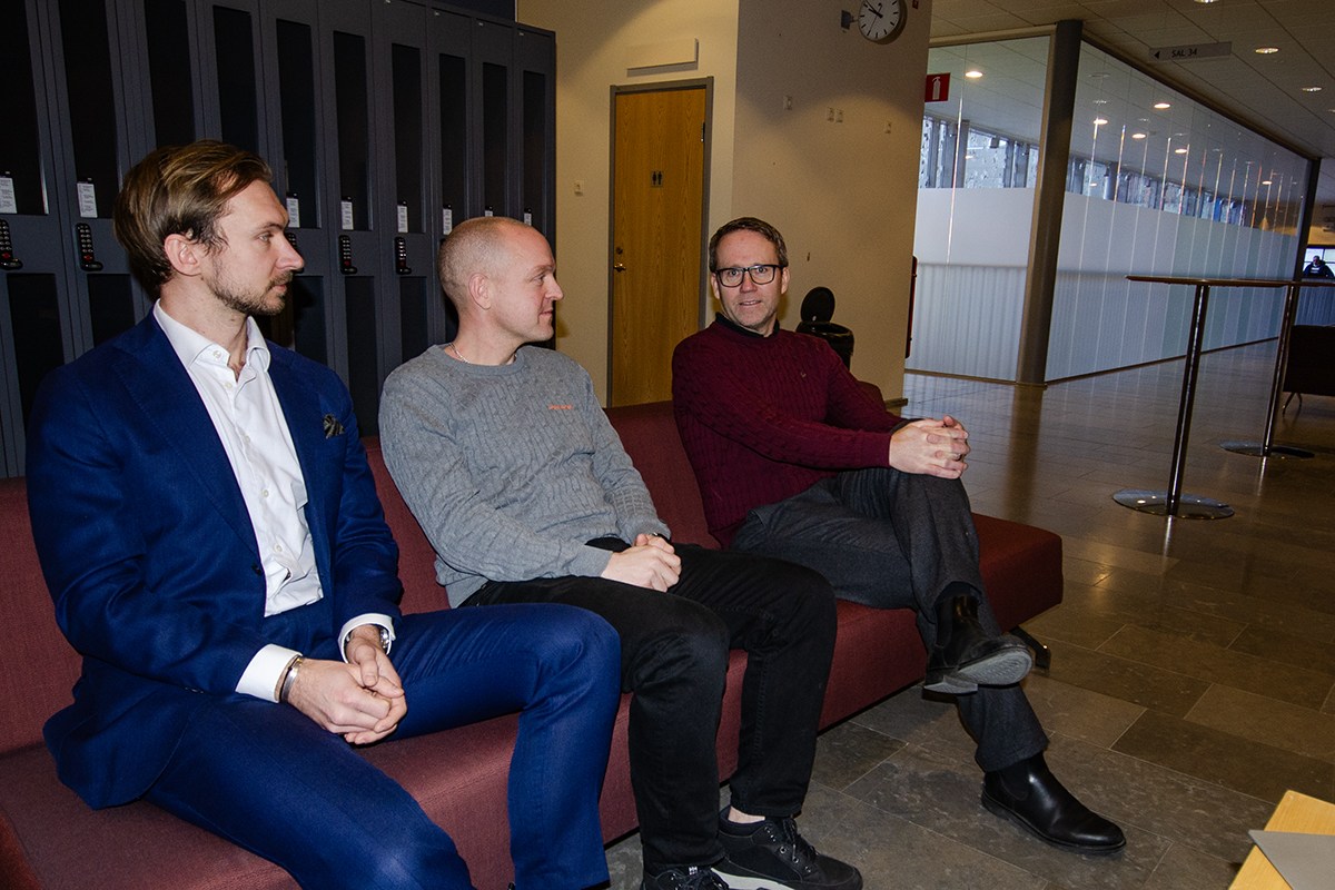 Heimstadens regionchef Mikael Josefsson, längst till höger, tillsammans med ombudet Jonathan Svitzer och områdeschef Mattias Bergåker under prövningen i hyresnämnden.