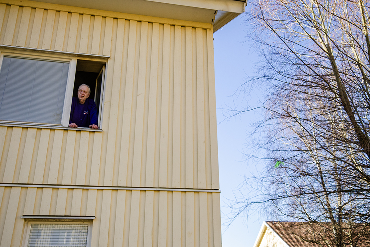 Elementen med direktverkande el fungerar dåligt hemma hos Christer Berg, som själv måste betala för uppvärmningen. Intill huset breder stora träd ut sina grenar mot fasad och tak.