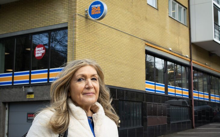 Ewa Henriksson har under många år försökt få sin hyresvärd Ernst Rosén att säga upp gymmet i bostadshusets bottenvåning.