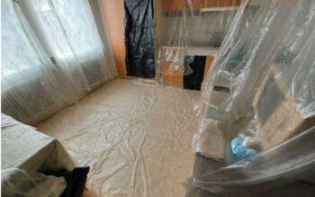 Stora delar av lägenheten har täckts av plast, vilket bedöms ha bidragit till fukt- och mögelproblemen. Nu tvingas hyresgästen flytta. Bilden kommer från saneringsföretaget Belfors rapport.