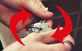 Hyresvärdarna hävdar att mor och son i praktiken har bytt lägenhet med varandra.