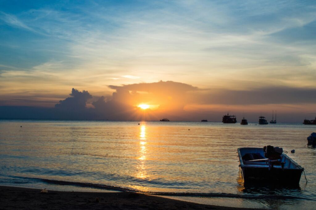 Bilden visar en strand på ön Koh Tao